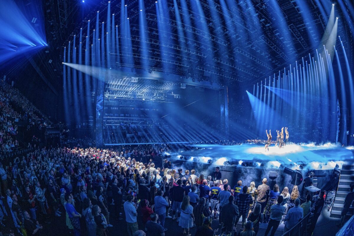 Weitwinkelaufnahme der Arena mit dezent eingesetzten Pyroeffekten.