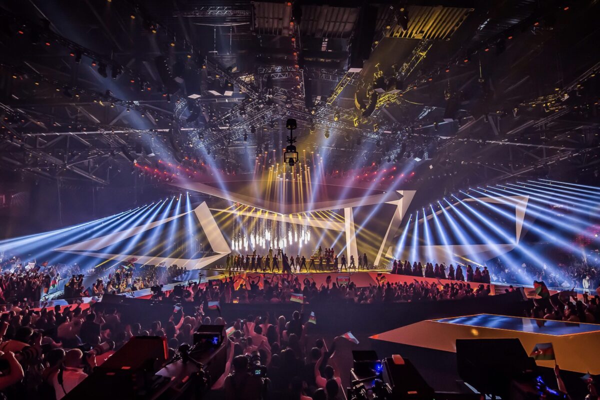 Flammen- und Pyroeffekte ergänzen das Lichtdesign der ESC-Bühne in Baku.