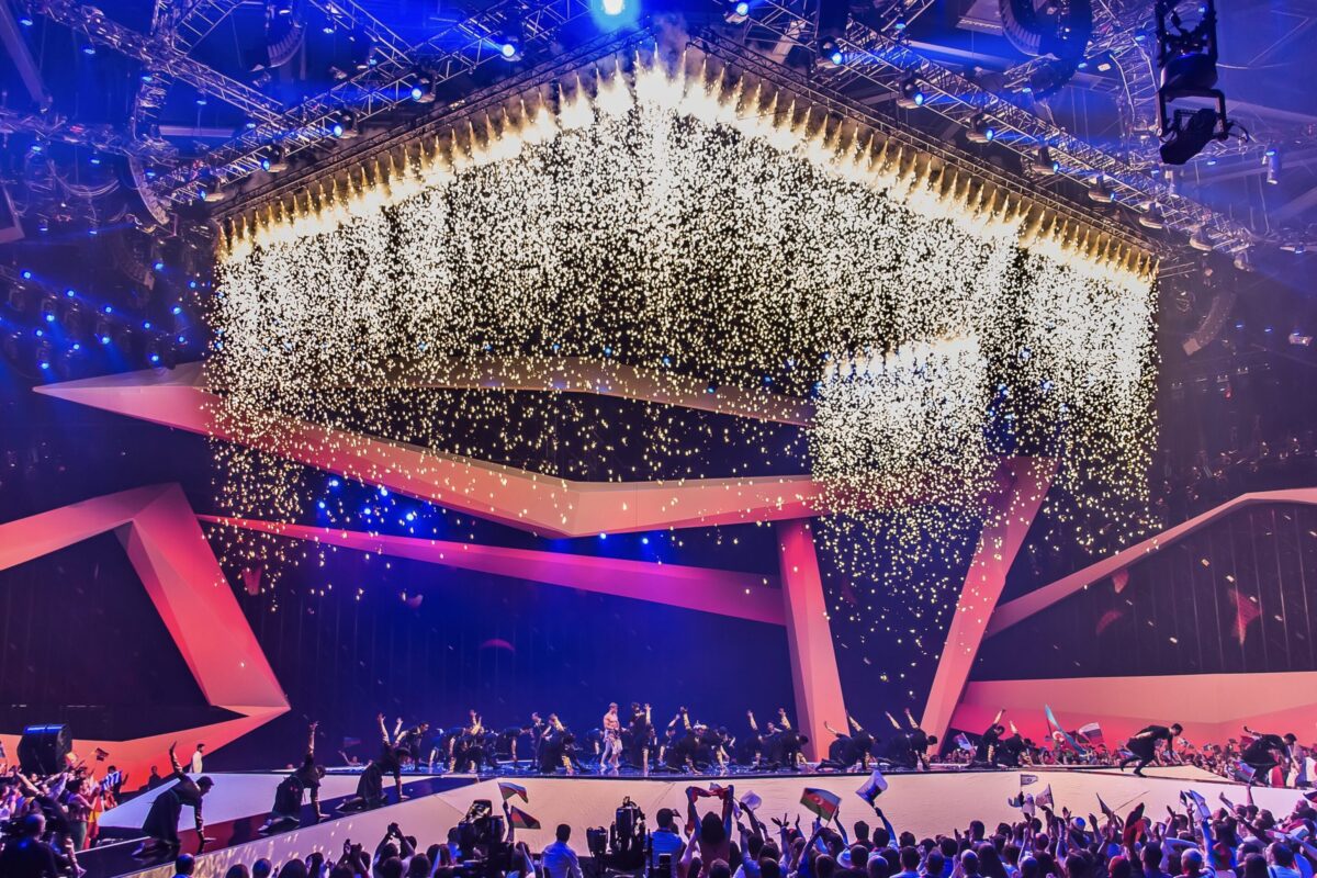 Weitwinkelansicht der Baku Crystal Hall mit großformatigen Pyroeffekten von Lunatx SFX.