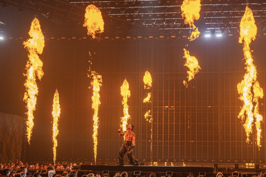 Pyrotechnische Akzente strukturieren den Ablauf zwischen zwei Showacts.