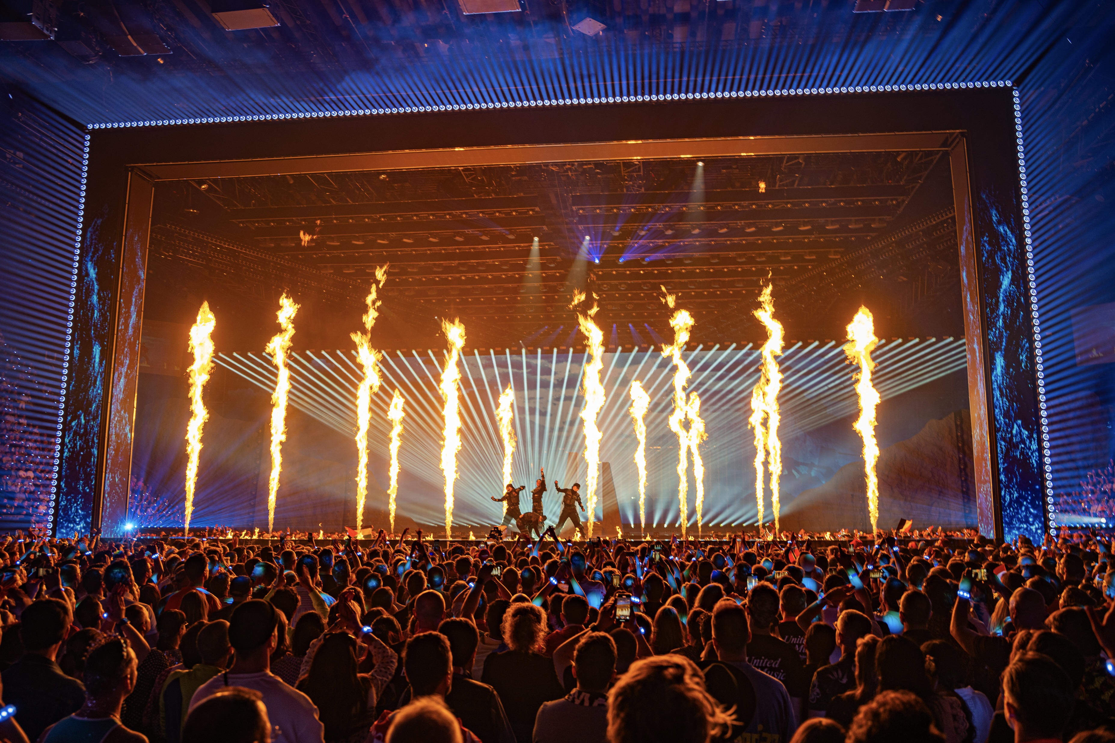 Detailansicht einer Pyroeinheit integriert in das Bühnenbild der Arena.