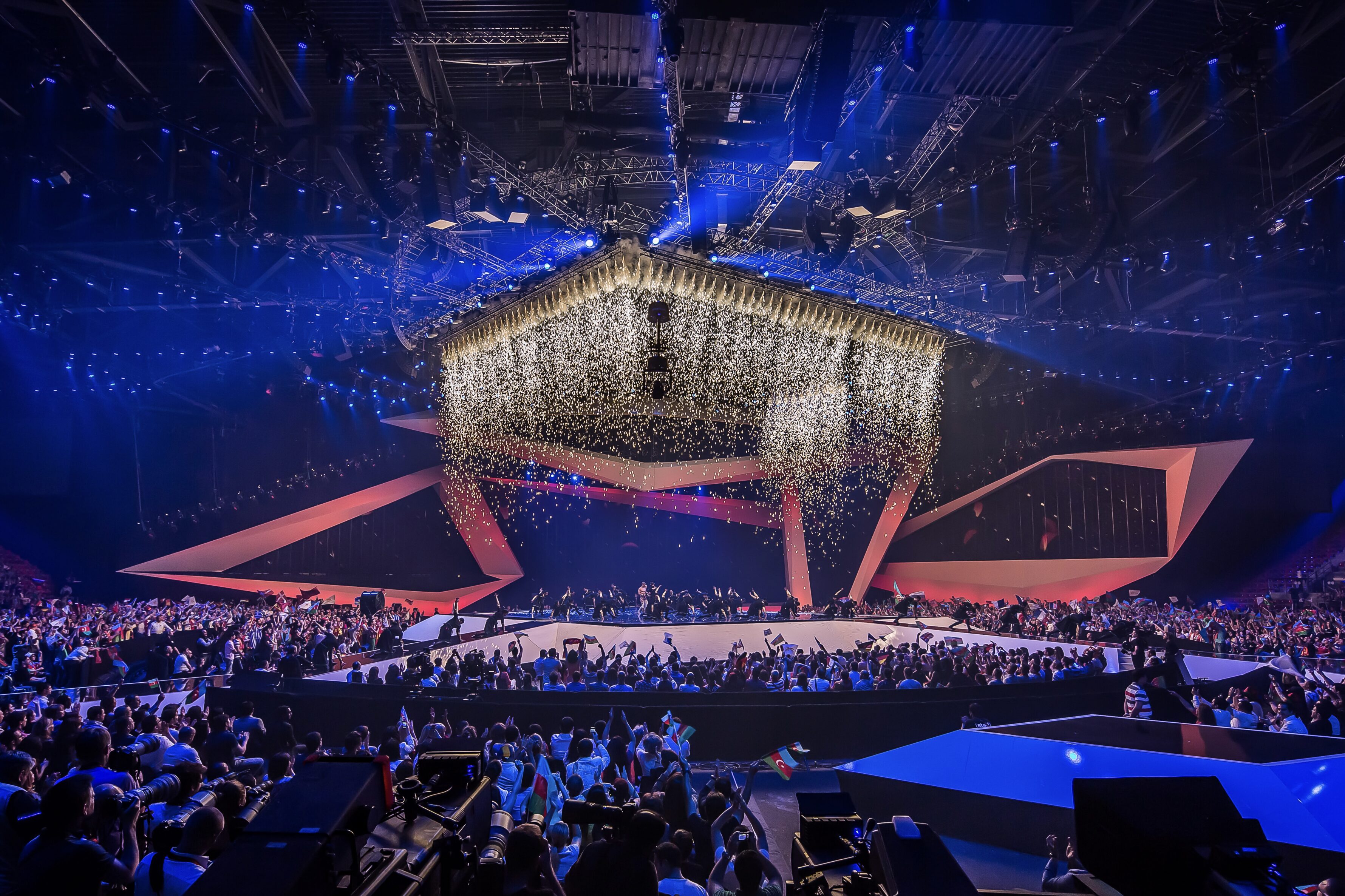 Technische Abstimmung von Pyrotechnik, LED-Flächen und Musik in der Baku Crystal Hall.