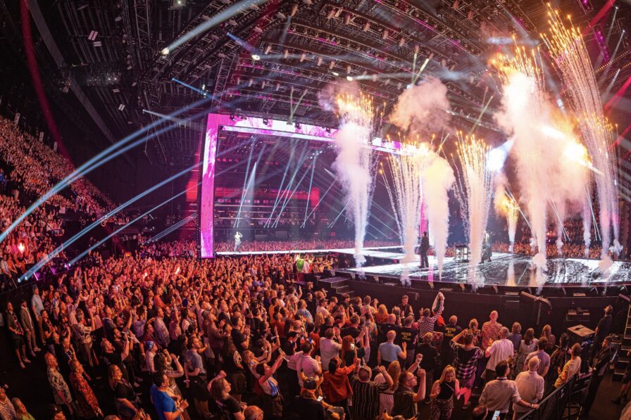 Gesamtproduktion mit Pyro- und Special Effects in der Indoor-Arena Basel.