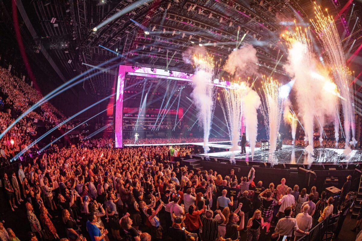 Gesamtproduktion mit Pyro- und Special Effects in der Indoor-Arena Basel.