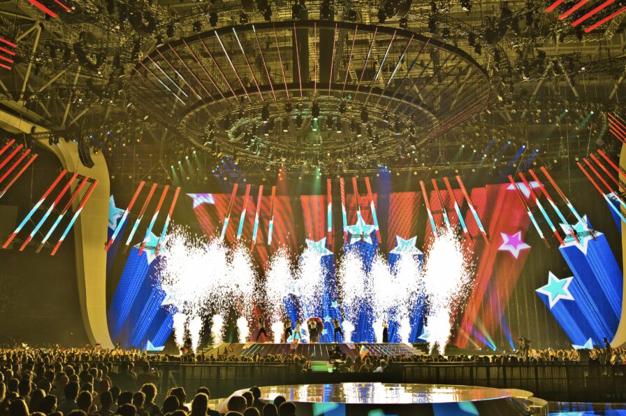Lunatx Pyroshow begleitet eine internationale Live-TV-Produktion im Stadion.