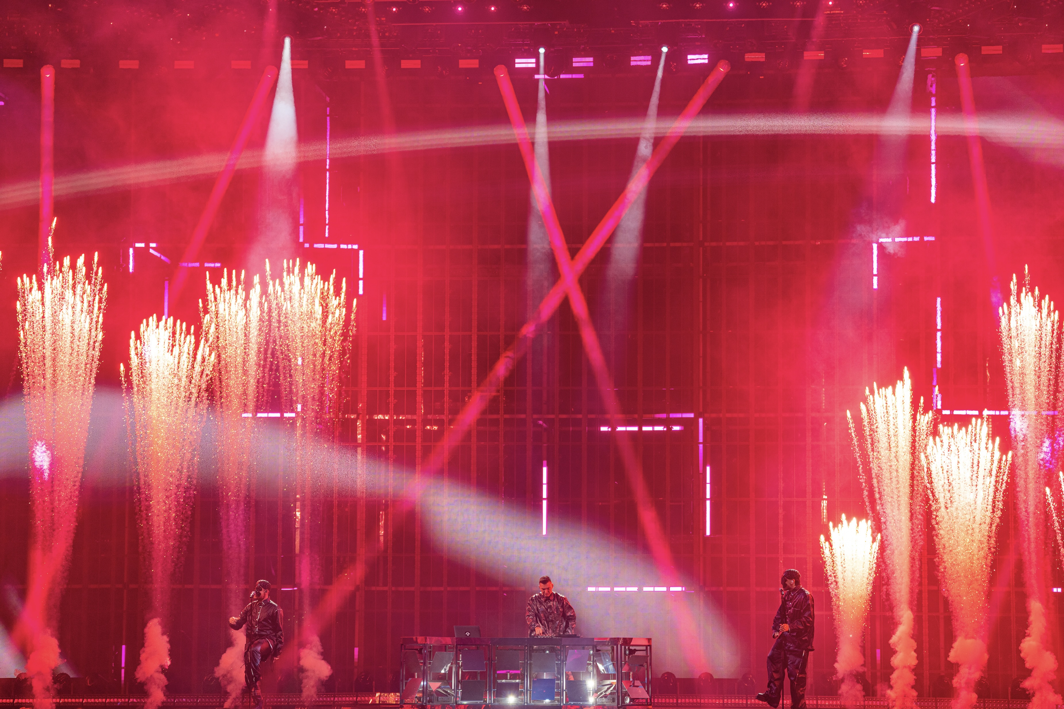 Pyro- und Special Effects von Lunatx SFX akzentuieren eine ESC-Performance in der St. Jakobshalle Basel während der Live-Übertragung 2025.