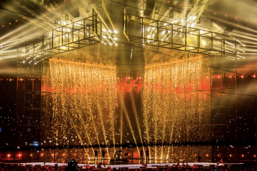 Pyrotechnische Akzente unterstützen die räumliche Tiefenwirkung der ESC-Bühne.