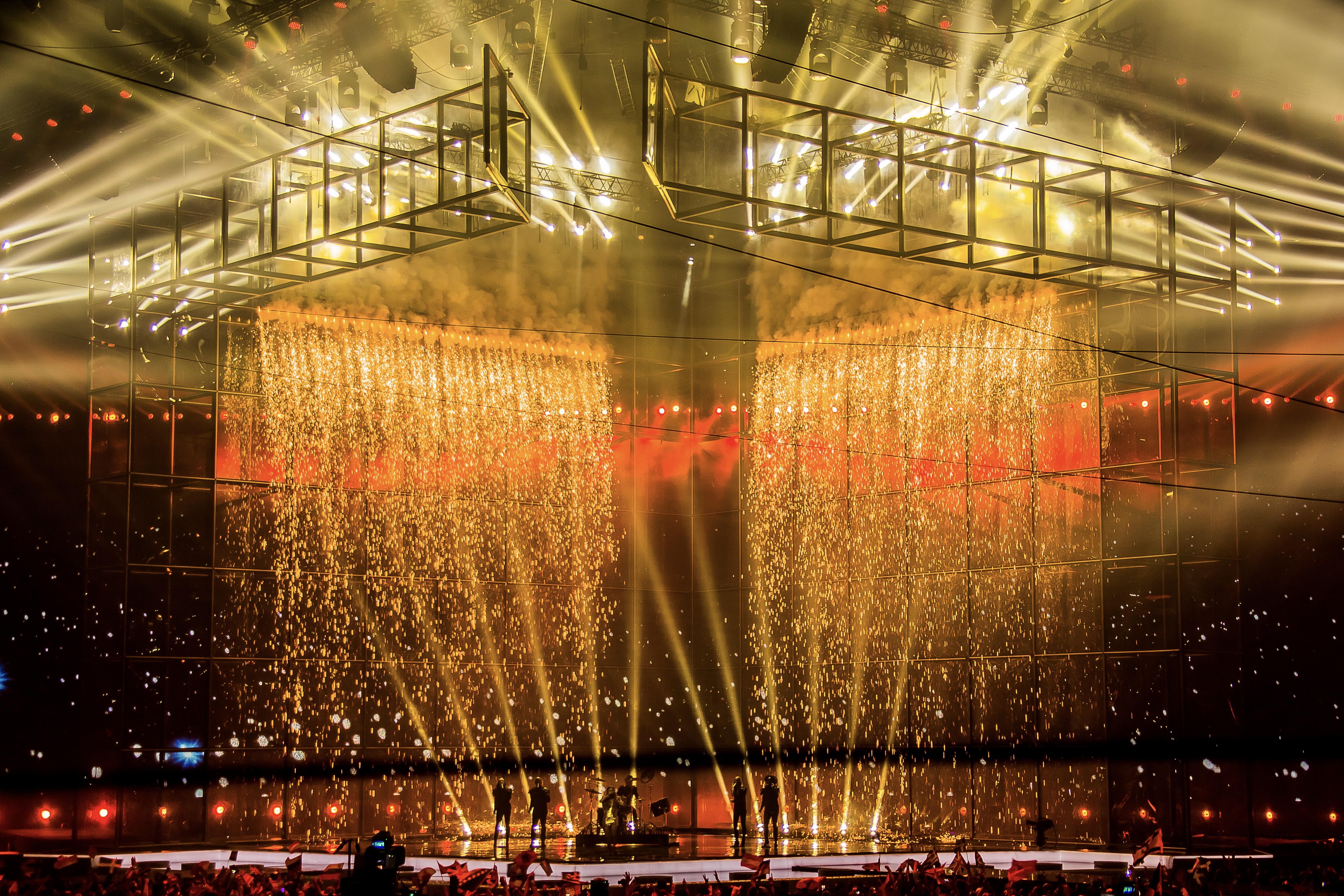 Pyrotechnische Akzente unterstützen die räumliche Tiefenwirkung der ESC-Bühne.