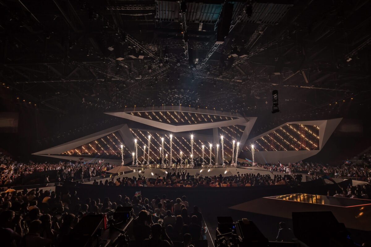 Flammeneffekte von Lunatx Pyroshow entlang der Bühnenkante in der Baku Crystal Hall.