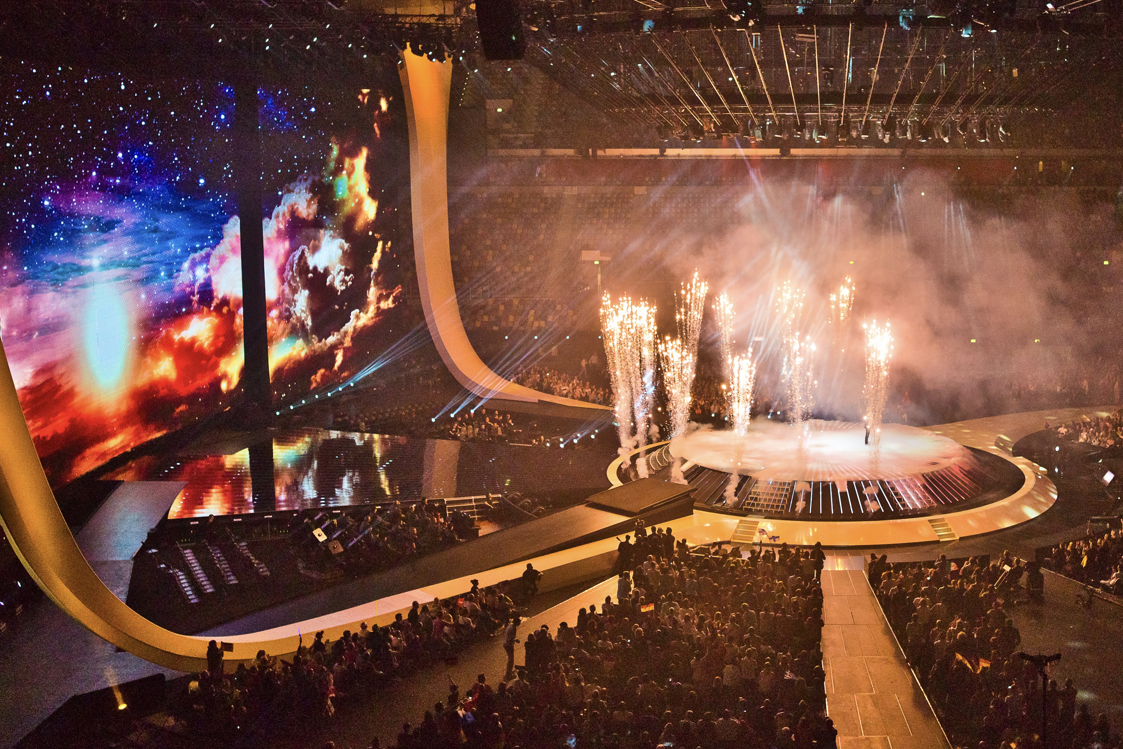 Stadionpublikum blickt auf Pyro- und Flammeneffekte der ESC-Show.