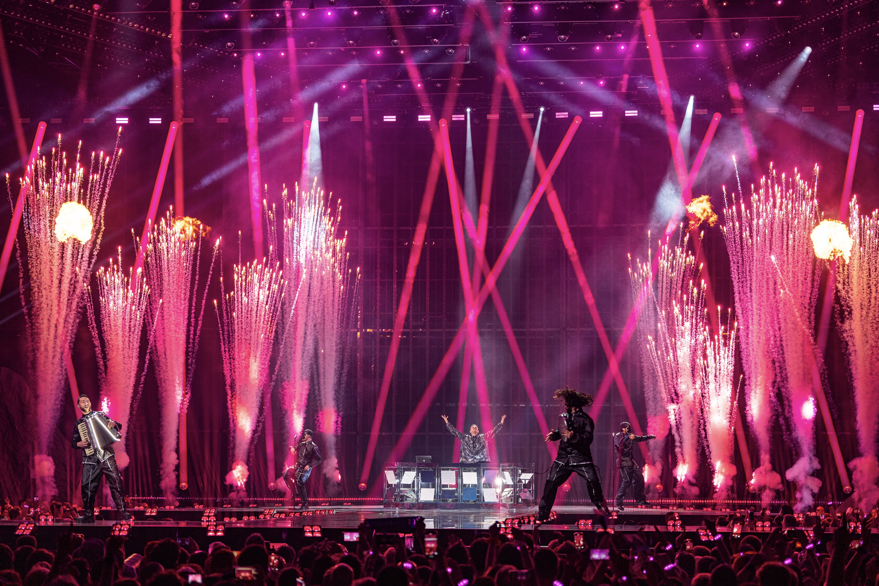 Live-Regieaufnahme zeigt die Abstimmung von Pyrotechnik und Kameraschnitt.
