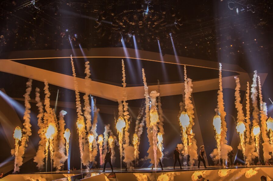 Publikum in der Baku Crystal Hall blickt auf großformatige Pyroeffekte der ESC-Show.