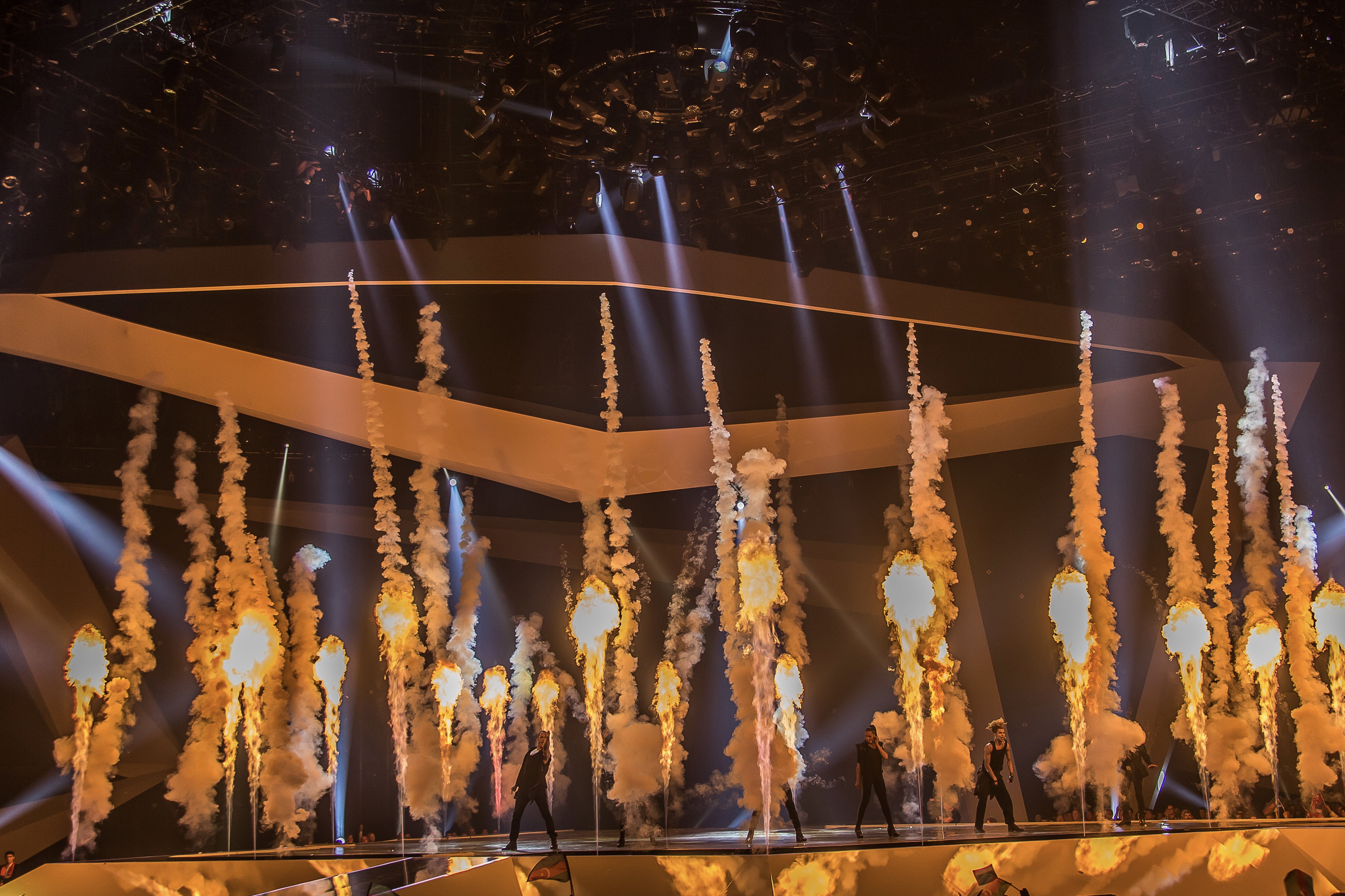 Publikum in der Baku Crystal Hall blickt auf großformatige Pyroeffekte der ESC-Show.