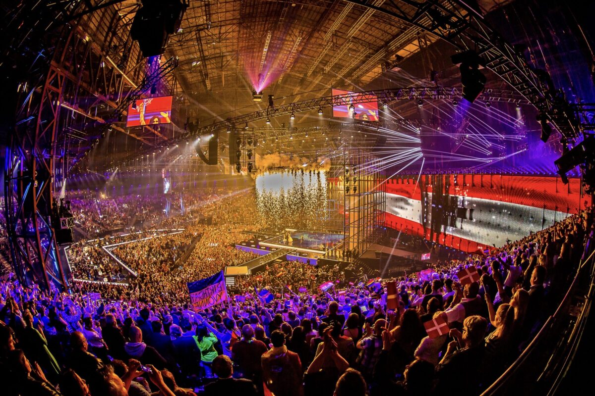 Technische Abstimmung von Pyrotechnik, LED-Systemen und Wasserbühne.
