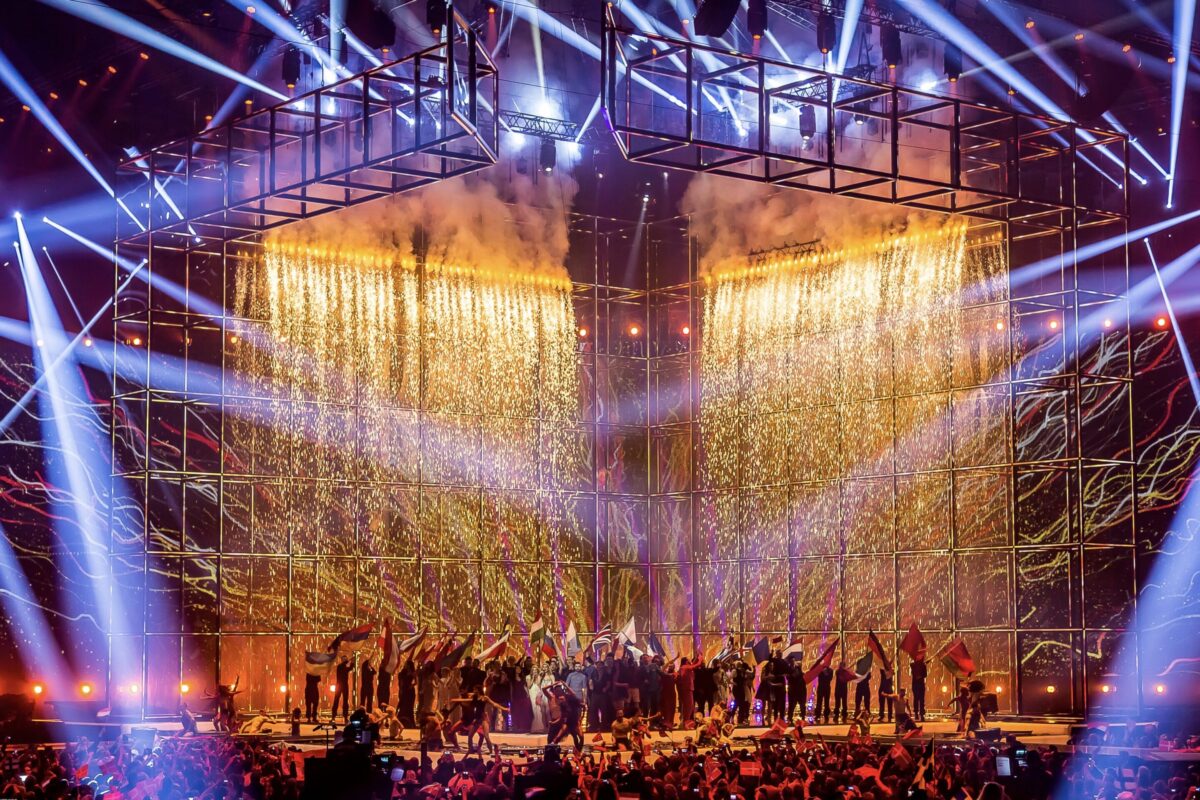 Zentrale Bühne mit Wasserbecken und Pyrotechnik in der ehemaligen Werfthalle B&W Hallerne beim Eurovision Song Contest 2014.