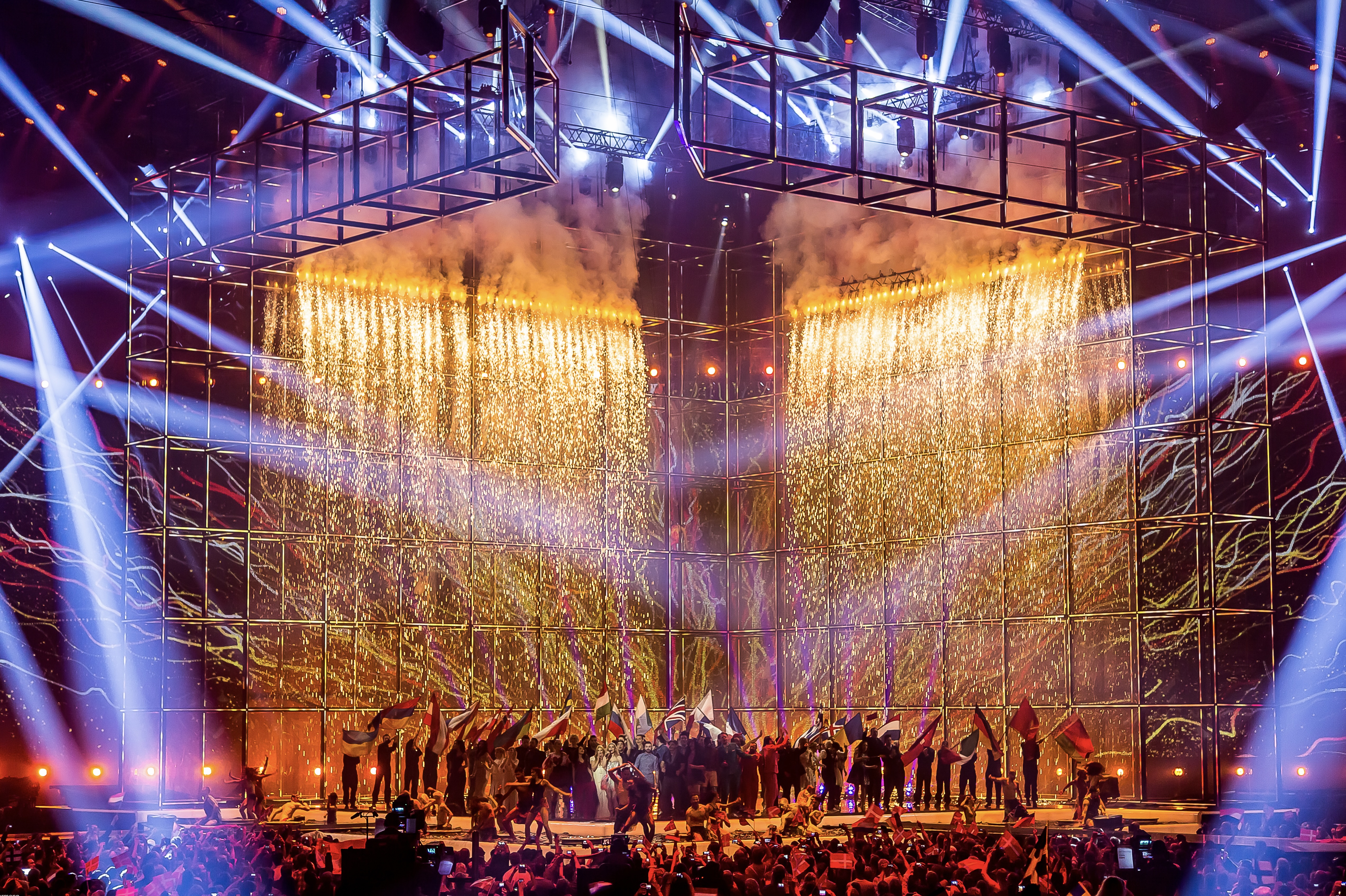 Zentrale Bühne mit Wasserbecken und Pyrotechnik in der ehemaligen Werfthalle B&W Hallerne beim Eurovision Song Contest 2014.