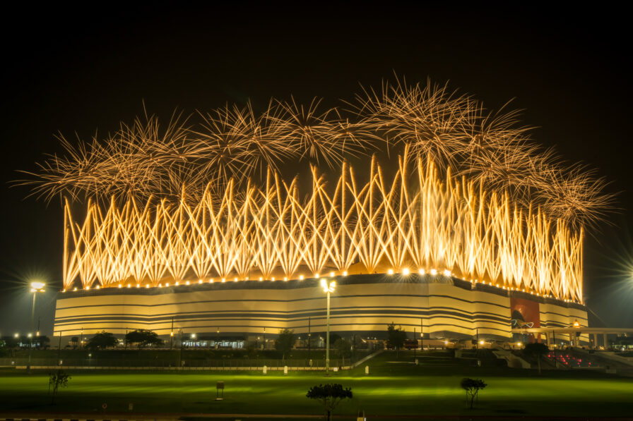 Pyrotechnische Installation als Teil einer koordinierten Live-Produktion mit Spezialeffekten.