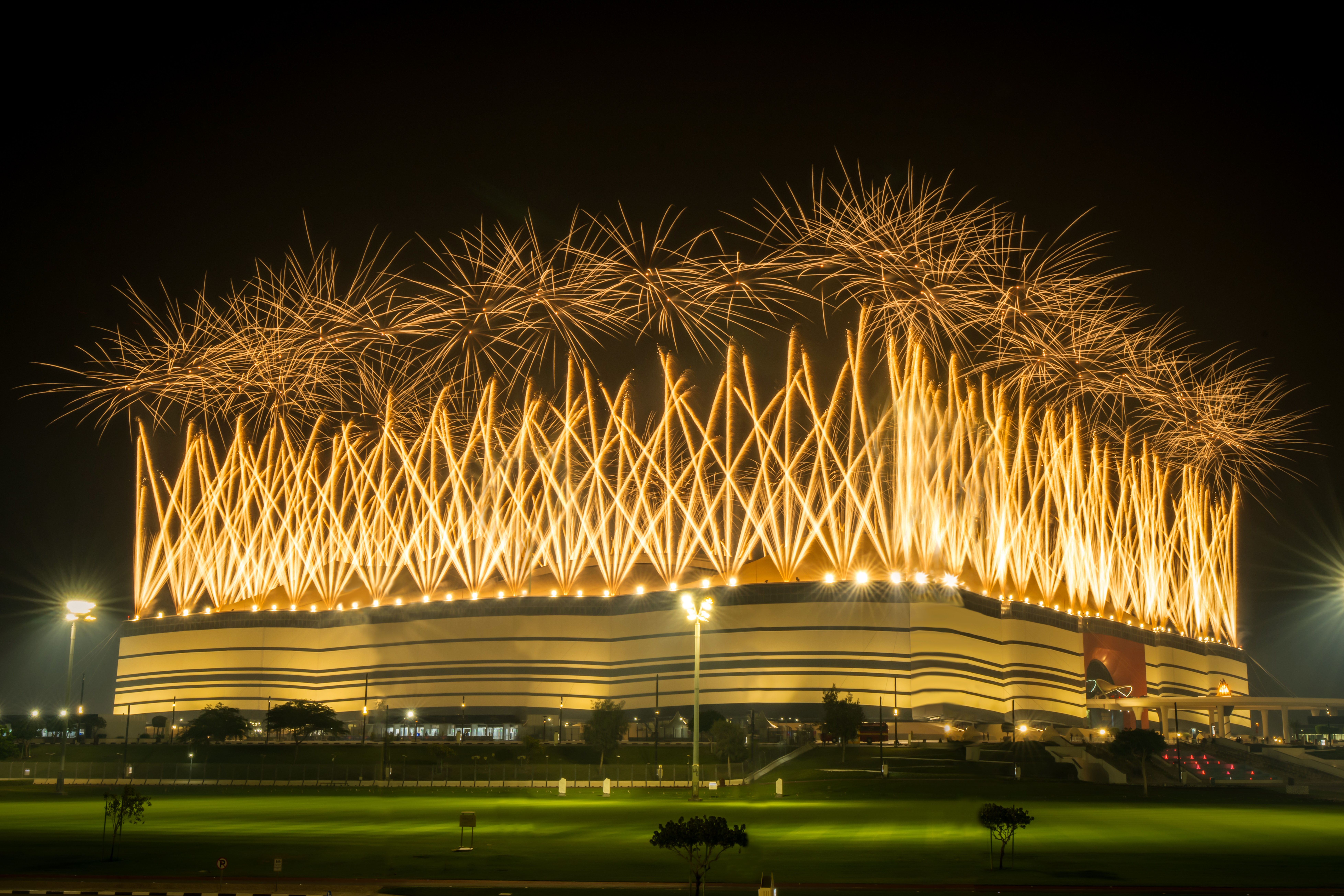 Pyrotechnische Installation als Teil einer koordinierten Live-Produktion mit Spezialeffekten.