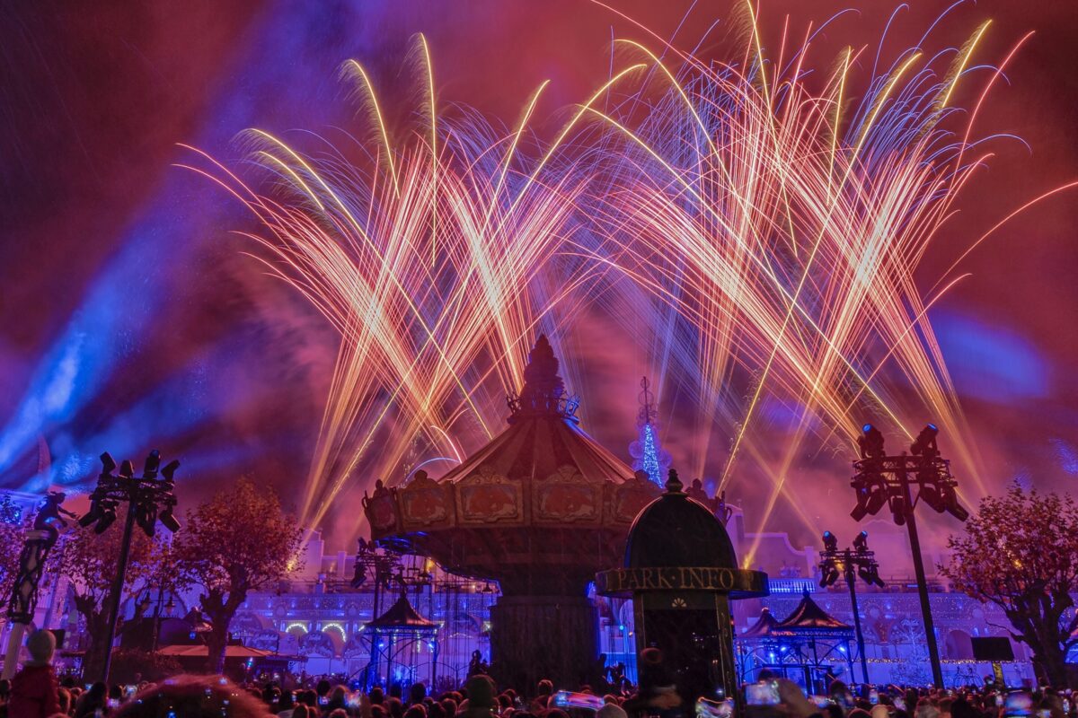 Pyrotechnische Effekte von Lunatx SFX steigen synchron zur Musik über dem Freizeitpark auf.