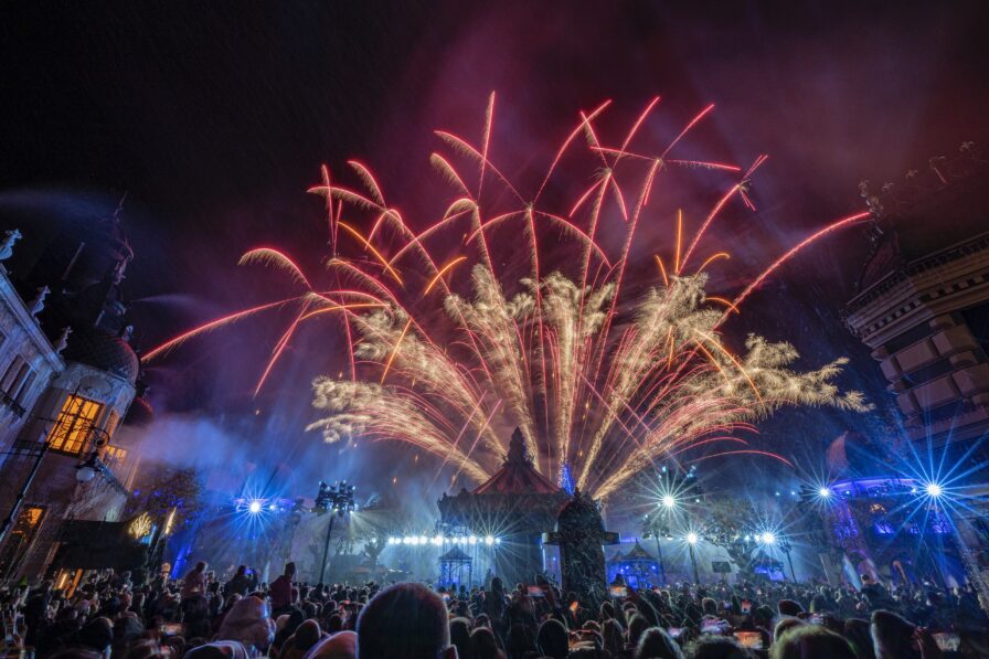 Detailaufnahme pyrotechnischer Effekte von Lunatx SFX während einer Freizeitpark-Show bei Nacht.