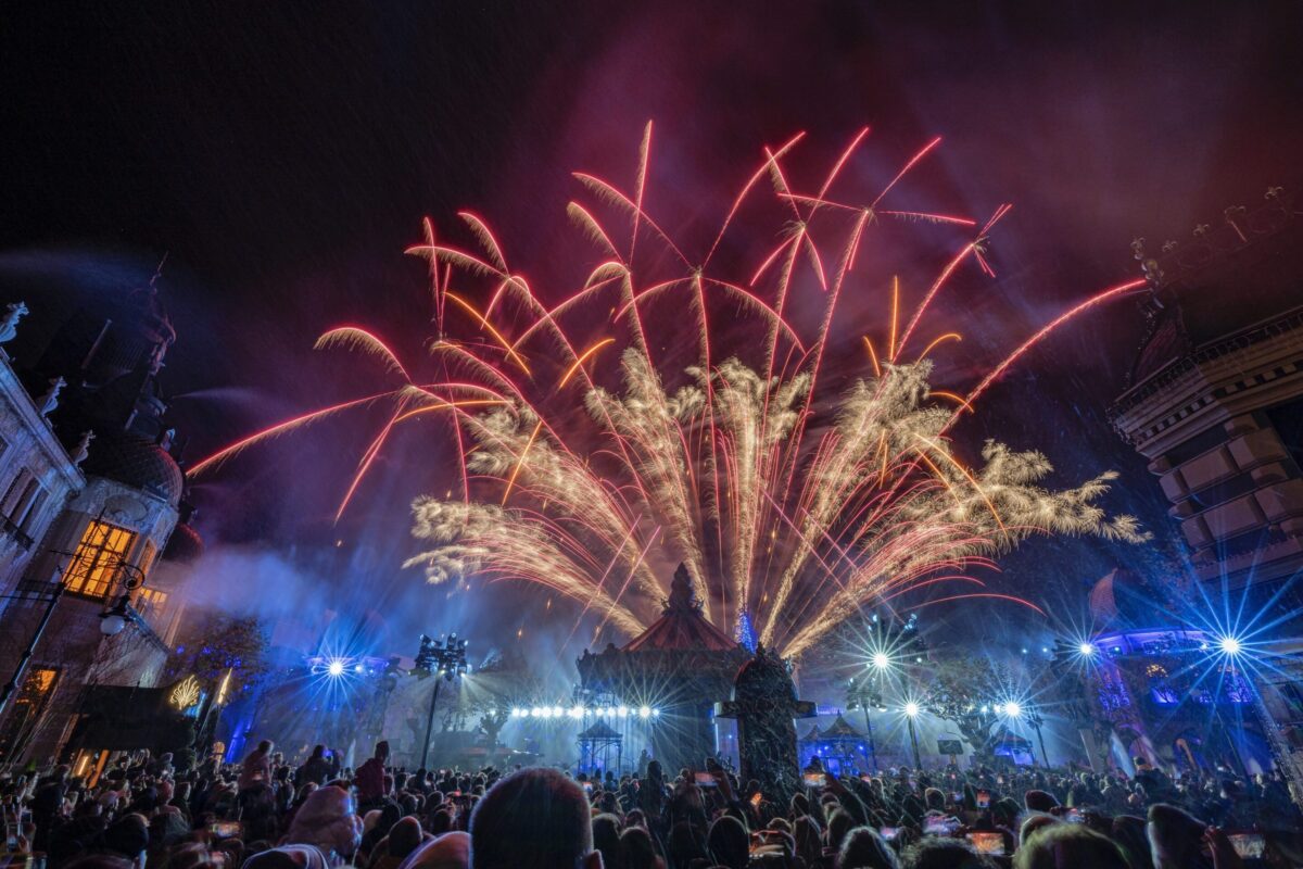 Detailaufnahme pyrotechnischer Effekte von Lunatx SFX während einer Freizeitpark-Show bei Nacht.