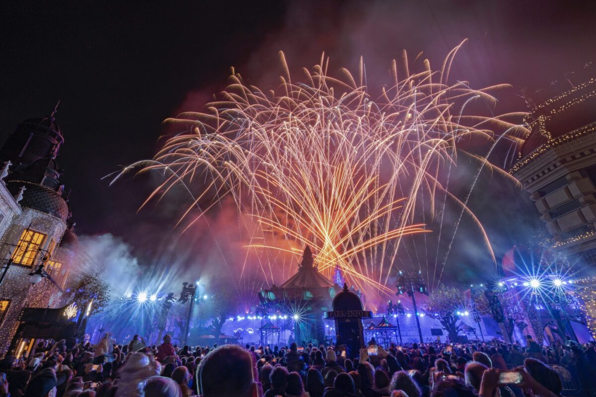 Feuerwerksfinale von Lunatx SFX mit winterlicher Atmosphäre und warmem Licht.