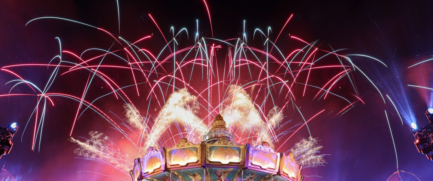 Weitwinkelaufnahme des Kaiserplatzes mit Abschlussfeuerwerk von Lunatx SFX.