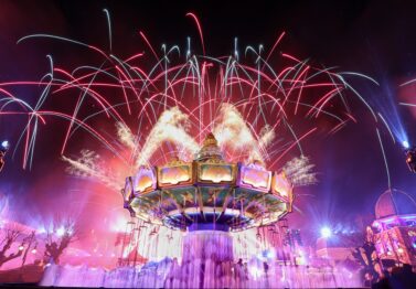 Weitwinkelaufnahme des Kaiserplatzes mit Abschlussfeuerwerk von Lunatx SFX.