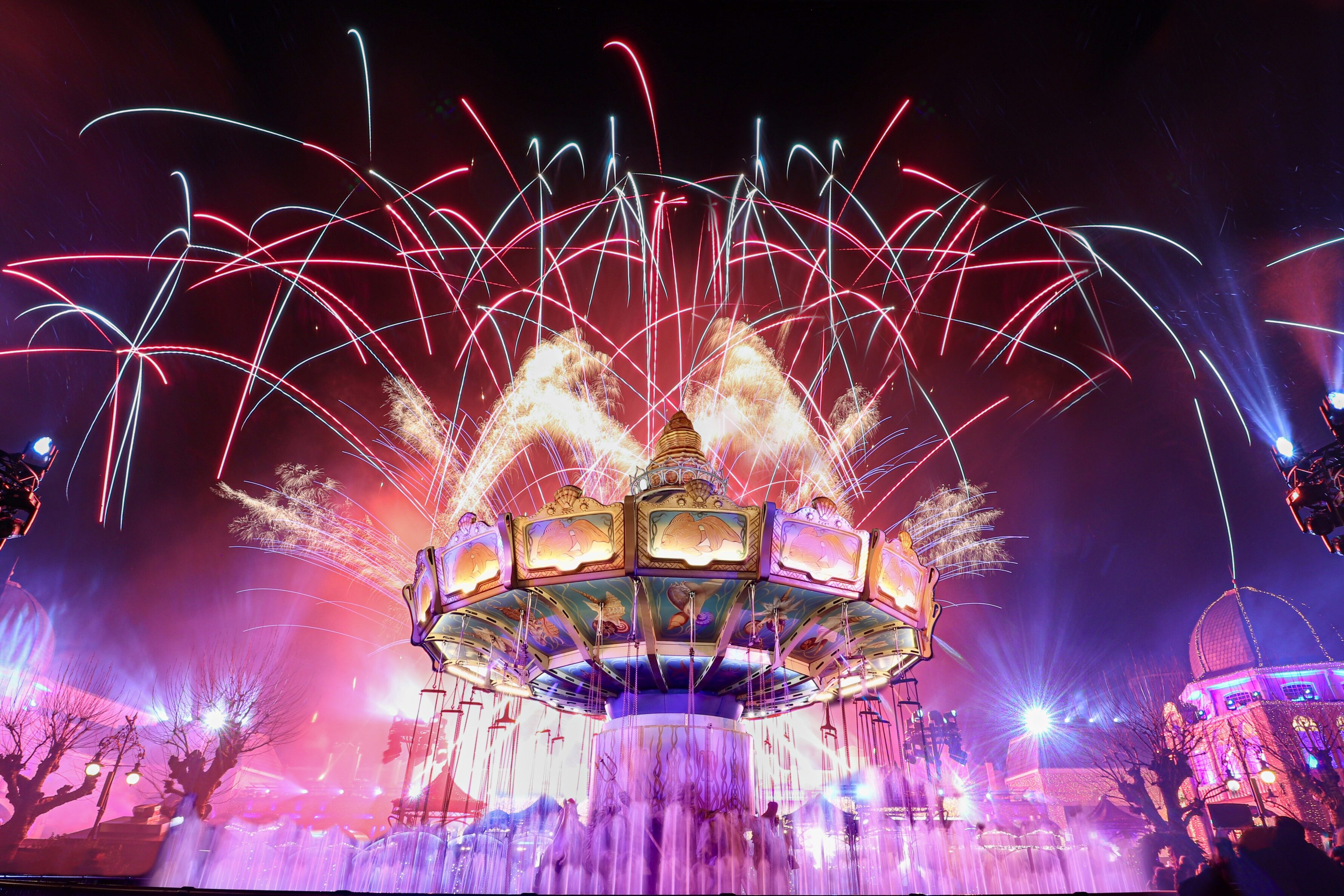 Weitwinkelaufnahme des Kaiserplatzes mit Abschlussfeuerwerk von Lunatx SFX.