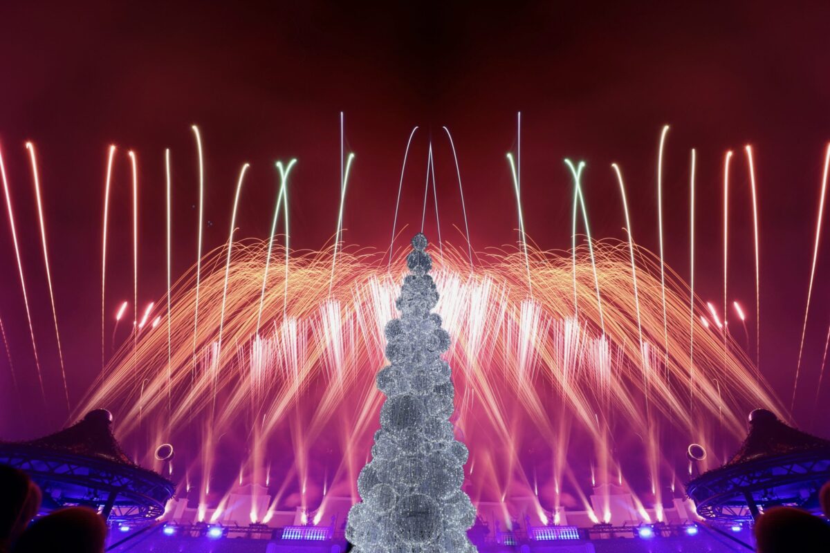 Abschlussshow im Phantasialand mit Feuerwerk und Lichtinszenierung auf dem zentralen Platz.
