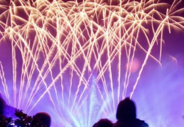 Feuerwerk von Lunatx SFX als letzter Höhepunkt einer winterlichen Abendshow.