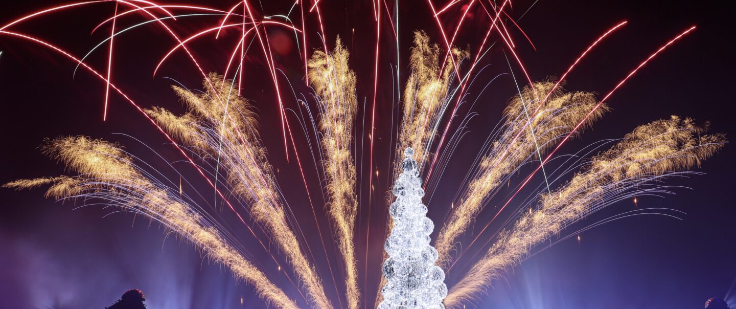 Großflächiges Feuerwerksbild von Lunatx SFX als Grande Finale einer Freizeitpark-Abschlussshow.