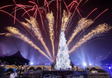 Großflächiges Feuerwerksbild von Lunatx SFX als Grande Finale einer Freizeitpark-Abschlussshow.