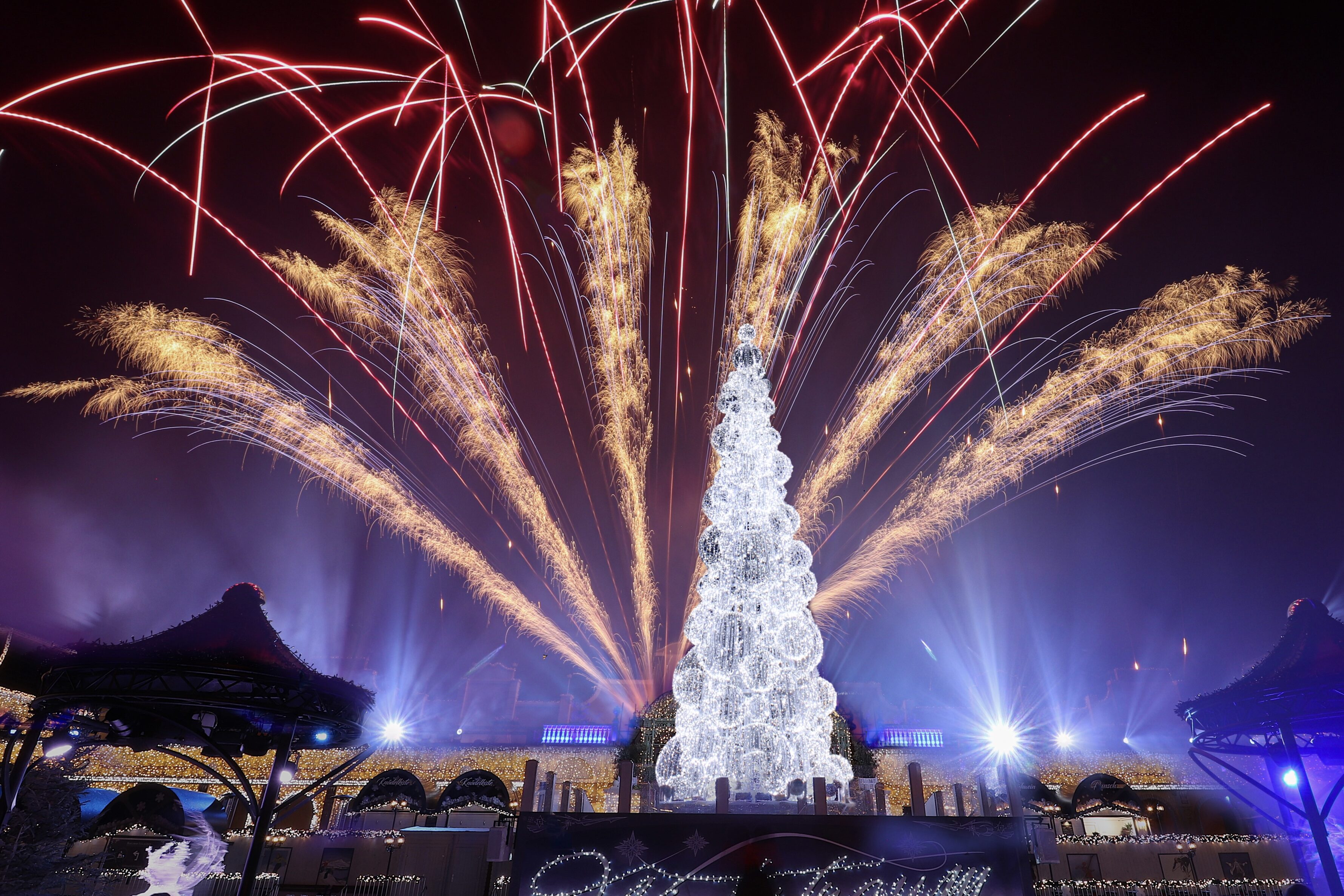 Großflächiges Feuerwerksbild von Lunatx SFX als Grande Finale einer Freizeitpark-Abschlussshow.