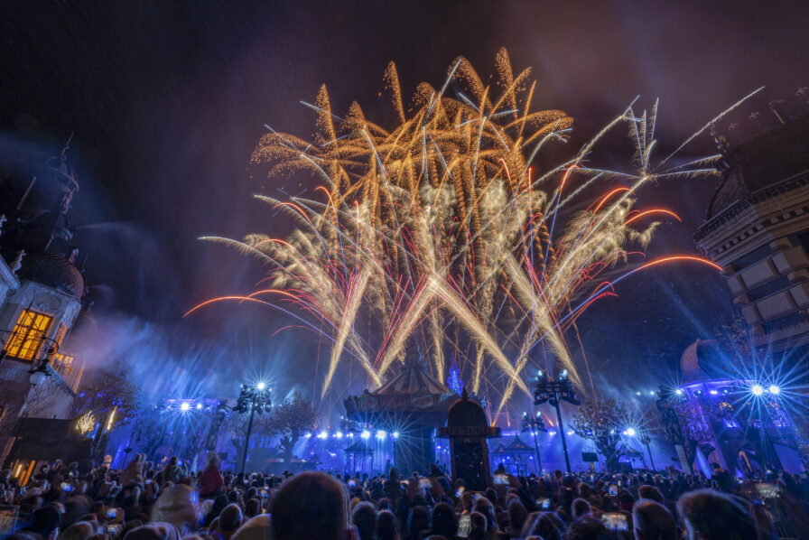 Pyrotechnische Effekte von Lunatx SFX synchron zur Musik während der täglichen Abschlussshow im Freizeitpark.