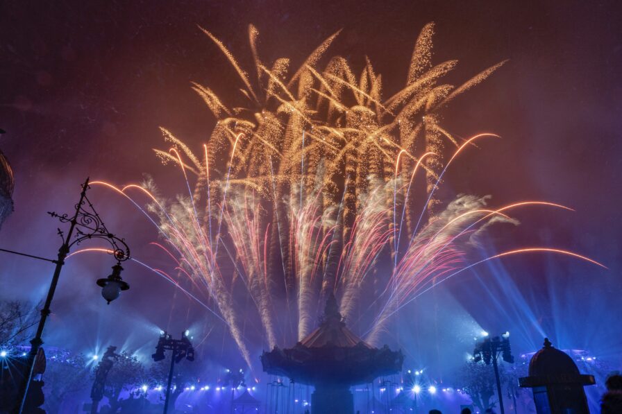 Publikum blickt auf ein emotionales Abschlussfeuerwerk von Lunatx SFX im Phantasialand.