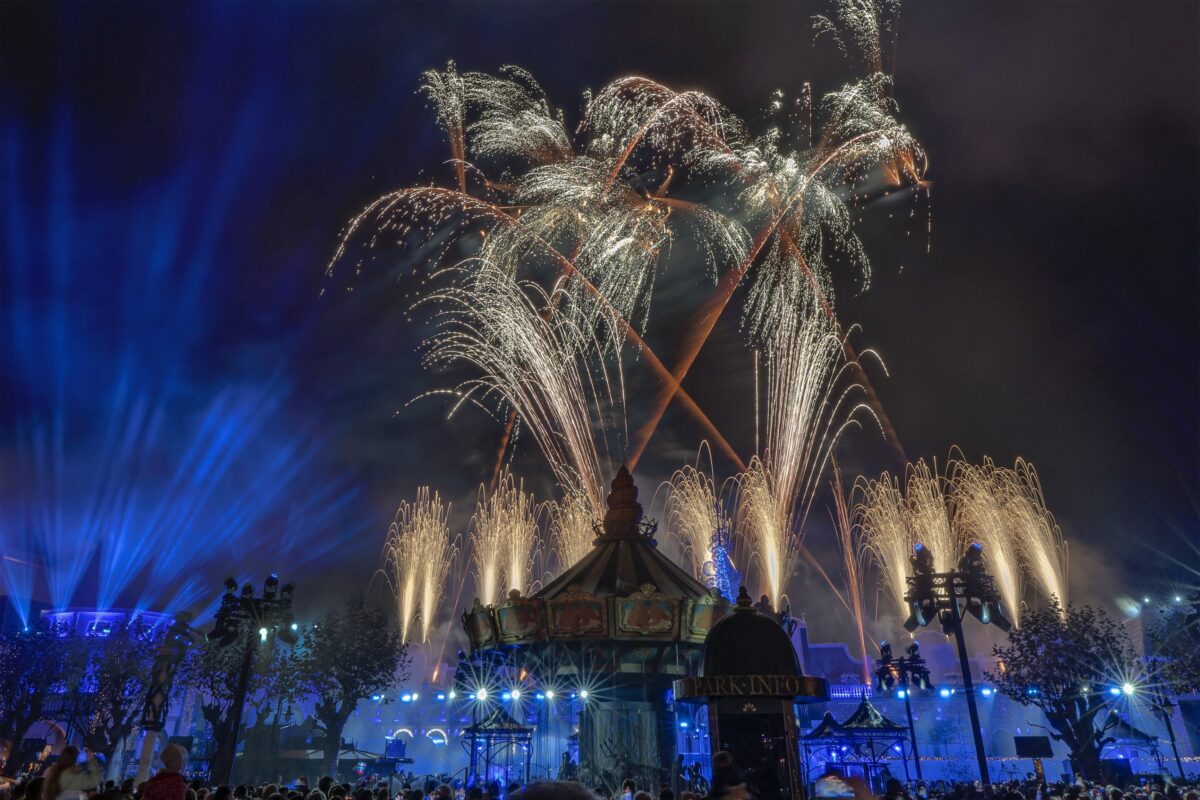 Abendliches Abschlussfeuerwerk mit Pyrotechnik von Lunatx SFX über dem Kaiserplatz im Phantasialand Wintertraum.