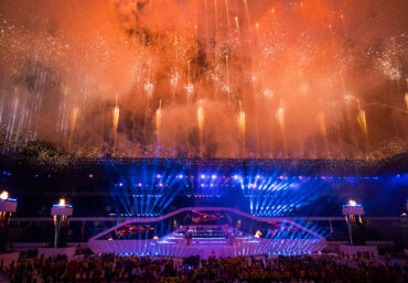 Blick auf synchrones Höhenfeuerwerk bei Nacht über der Arena während der Lunatx Pyroshow zur FISU-Eröffnungsfeier.