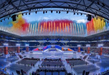 Tagespyrotechnik mit farbigen Rauchbildern über dem Spielfeld der FISU Opening Ceremony.