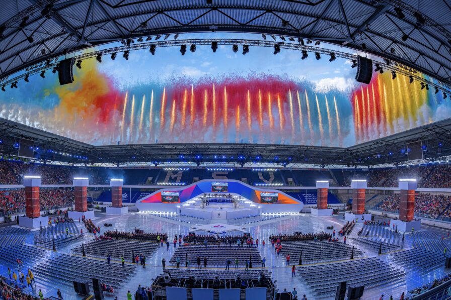 Tagespyrotechnik mit farbigen Rauchbildern über dem Spielfeld der FISU Opening Ceremony.
