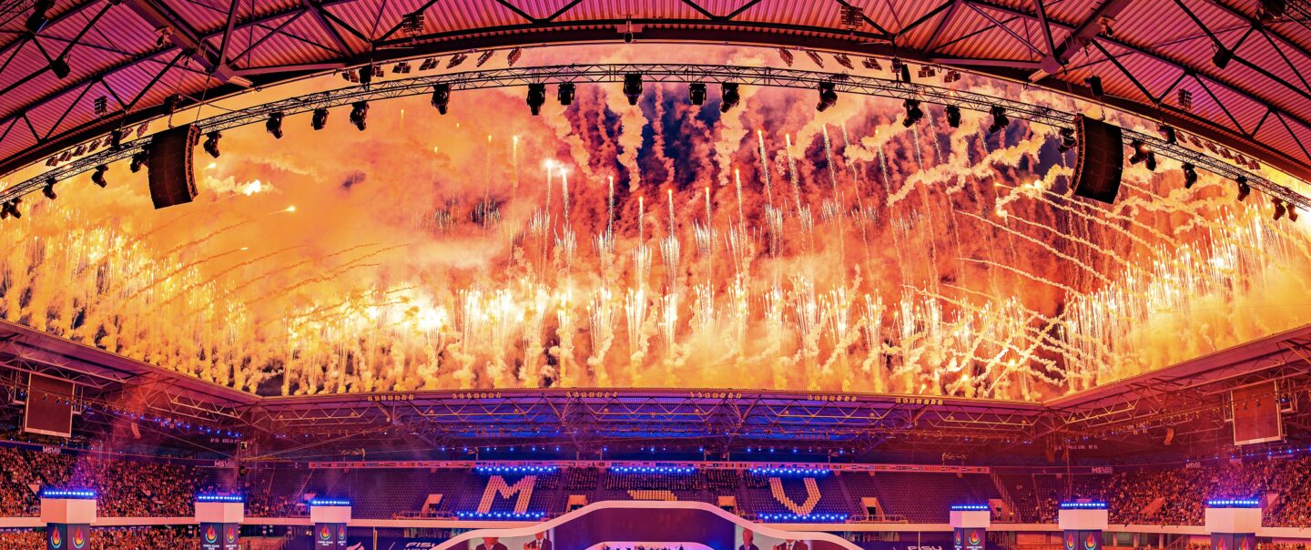 Symphonisches Finale mit gleichzeitigen Abschüssen über der gesamten Stadionfläche.