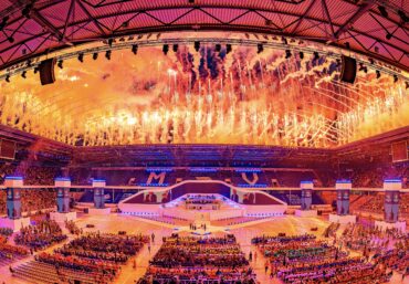 Symphonisches Finale mit gleichzeitigen Abschüssen über der gesamten Stadionfläche.