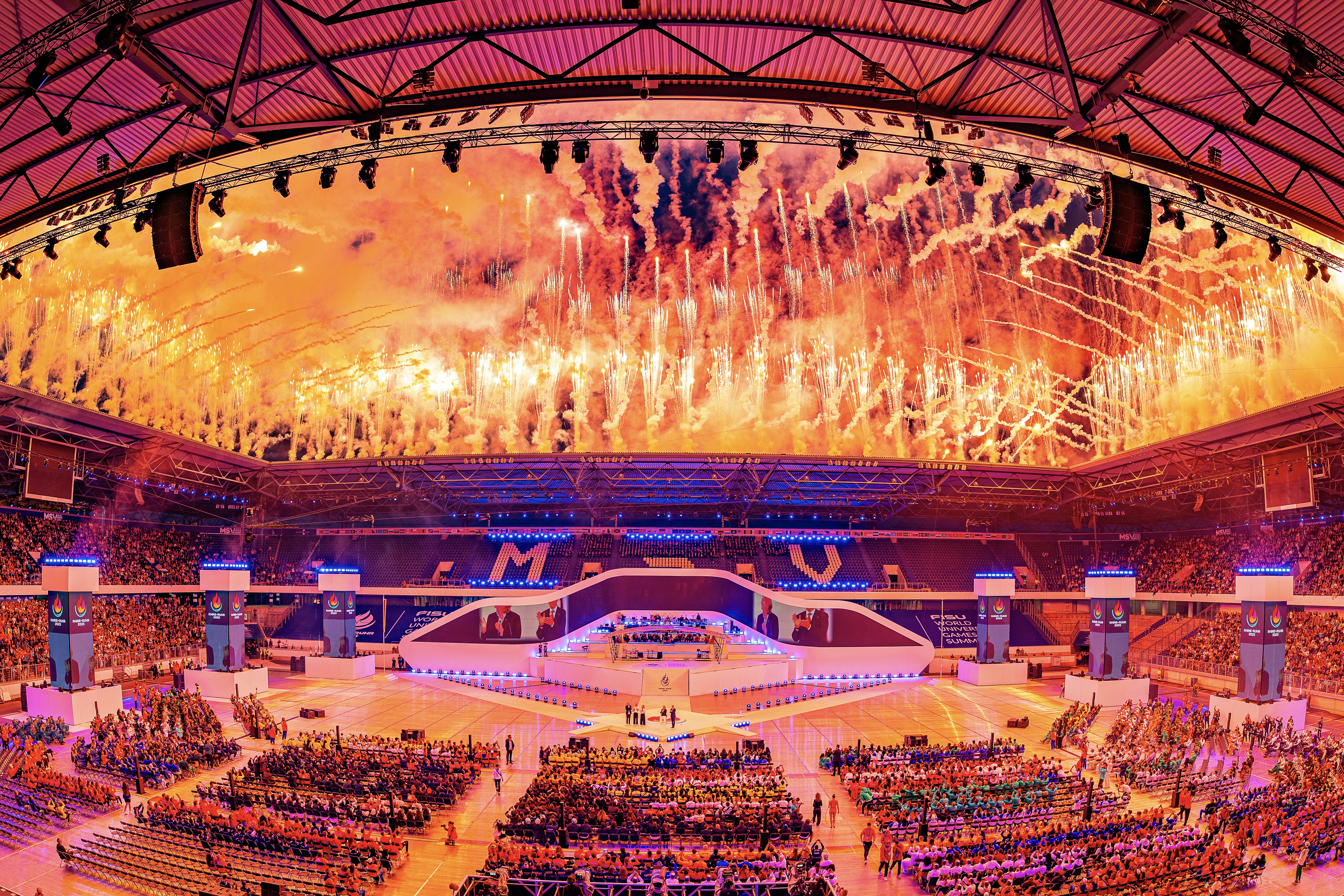 Symphonisches Finale mit gleichzeitigen Abschüssen über der gesamten Stadionfläche.