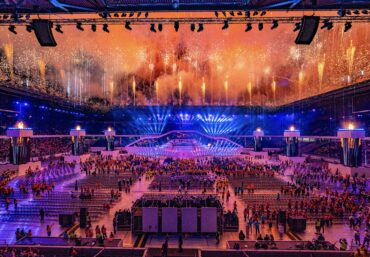 Panoramaaufnahme von Feuerwerksformationen mit mehrstufigen Höhenbildern über dem Stadion.