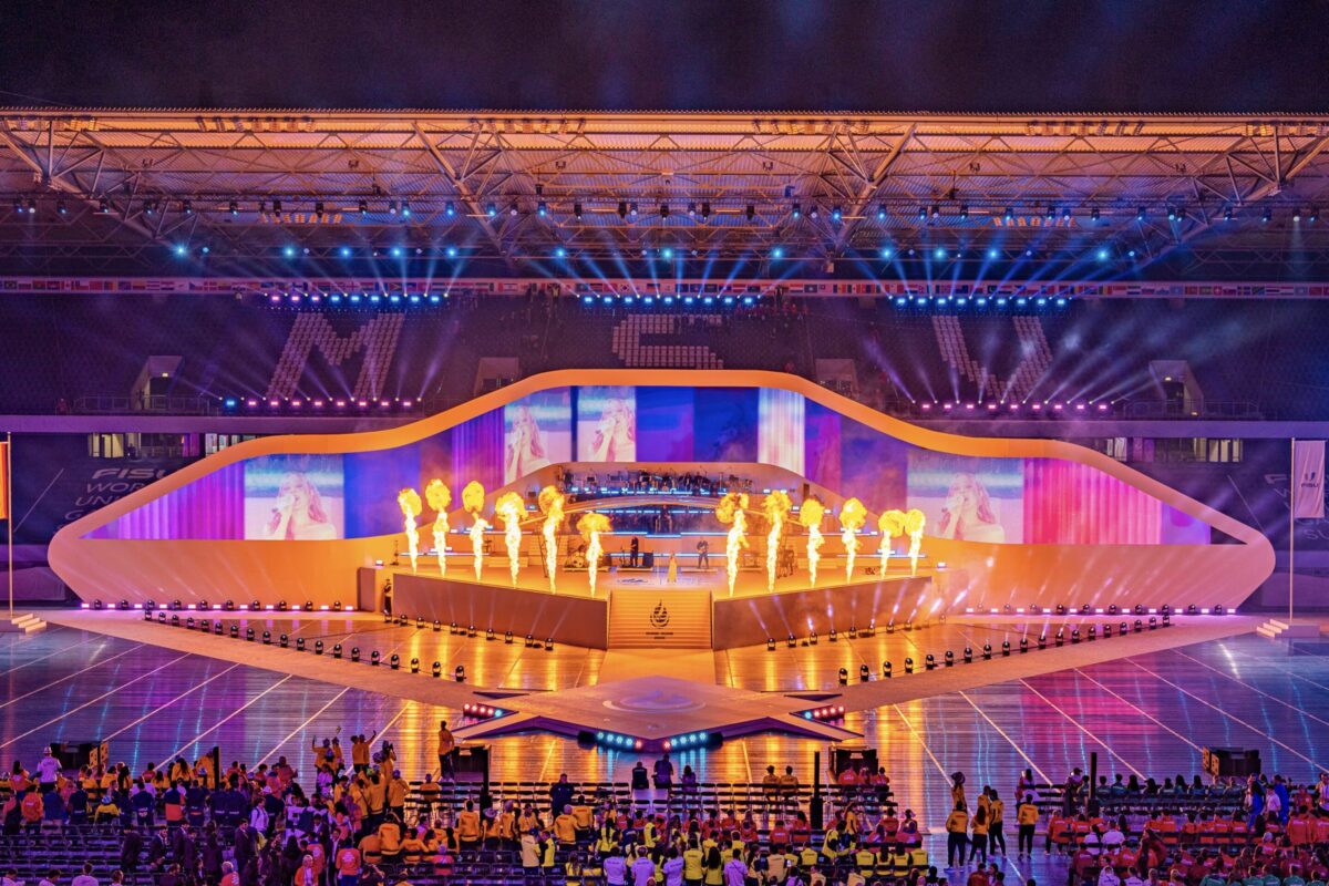 Panoramaaufnahme der LED-Brücken über dem Spielfeld mit integrierten Flammeneffekten.