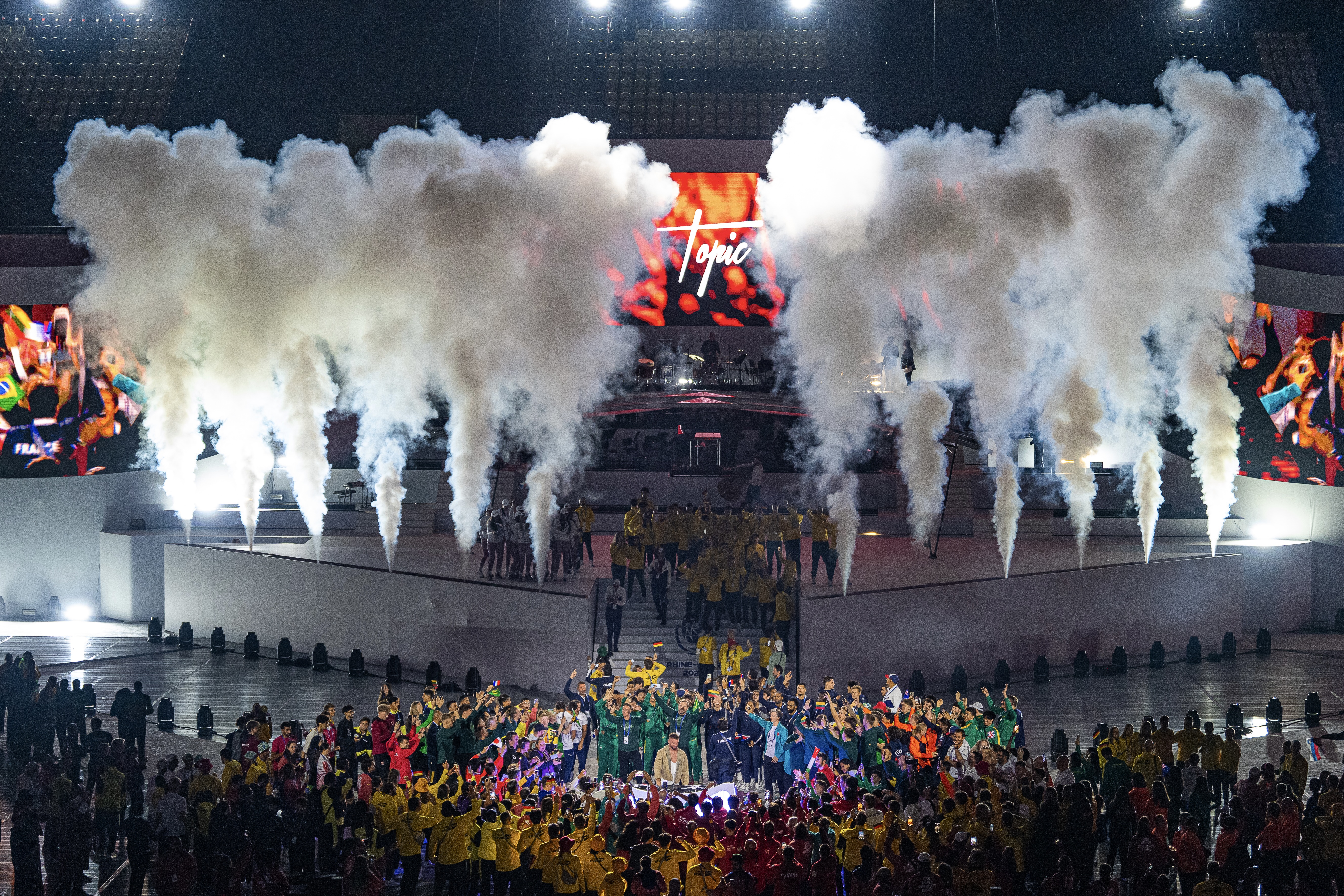 Nahaufnahme eines ECO2Jets, der eine vertikale CO₂-Säule während der Lunatx Flammenshow aufsteigen lässt.