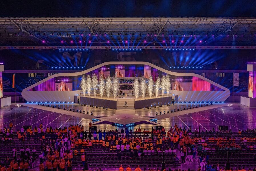 Bühnennahe Sparkular-Effekte mit kontrollierten Funkenfontänen bei der Lunatx Pyroshow während der FISU Opening Ceremony.