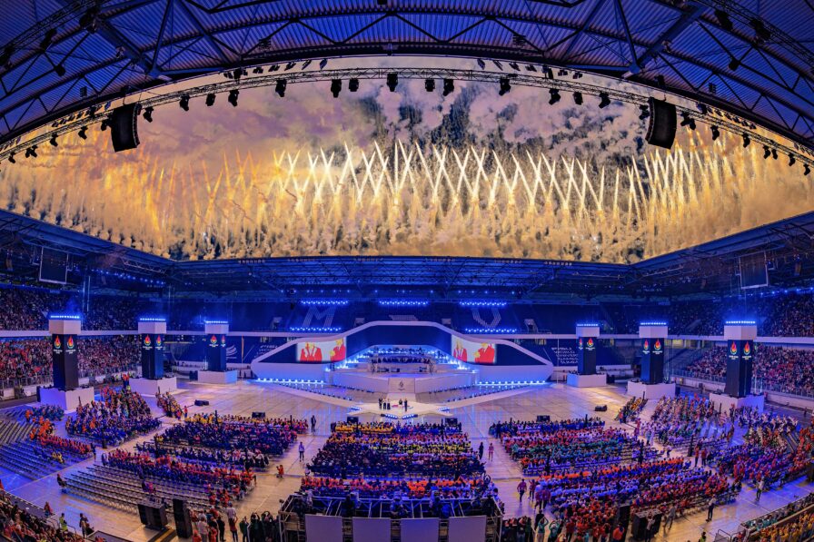 Synchron gezündete Boden- und Höhenpyrotechnik mit klaren Linien und symmetrischer Anordnung bei einer Lunatx Pyroshow im Stadion.