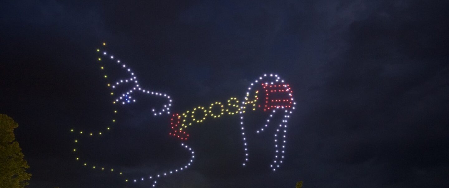 Drohnenshow Iserlohn Firmenjubiläum Publikum schaut Himmel