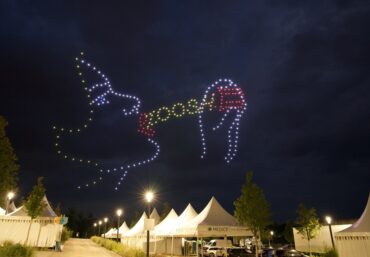 Drohnenshow Iserlohn Firmenjubiläum Publikum schaut Himmel